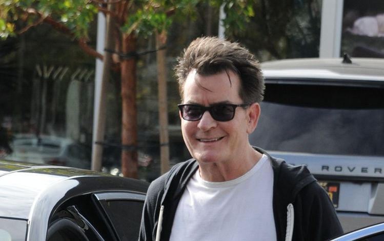 Charlie Sheen, la un pas să fie ucis de o femeie înarmată care a pătruns în locuința sa din Malibu
