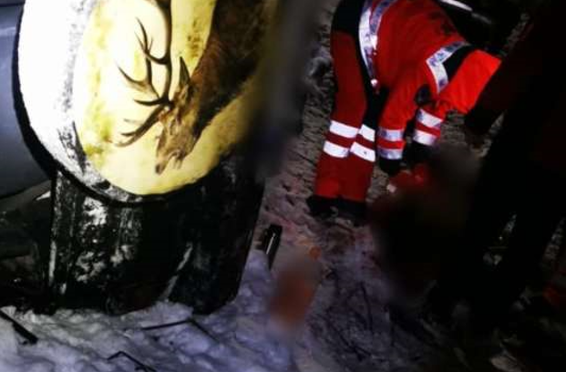 FOTO. Accident grav: Un bărbat a murit după ce s-a răsturnat cu maşina în afara drumului, la Cârlibaba