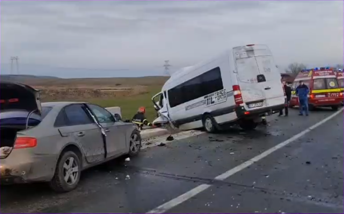 Accident grav în județul Constanța. Un microbuz cu 7 persoane și o mașină au fost implicate în coliziune
