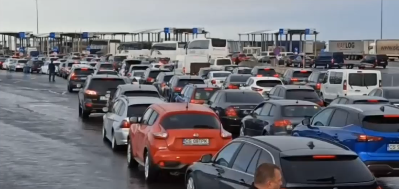 Aglomerație la frontiera României cu Ungaria și în aeroporturi. Peste 200.000 de persoane au intrat vineri în țară