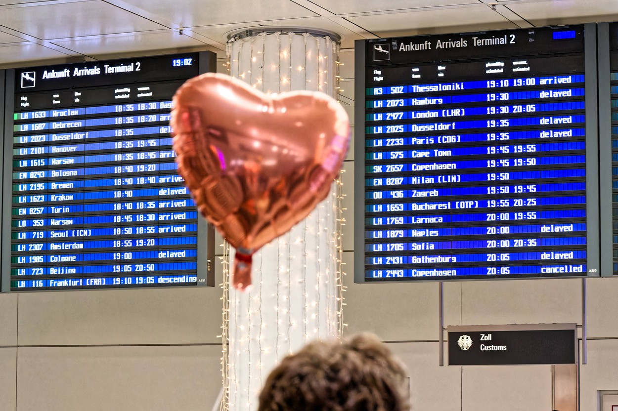 Români blocați pe aeroportul din München. Zborul a fost anulat pentru că nu a avut cine să le încarce la timp bagajele în avion