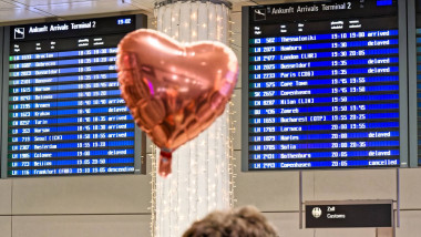 Ein herzlicher Empfang. Mit einem Herzluftballon werden die Liebsten am Flughafen abgeholt. München Bayern Deutschland *