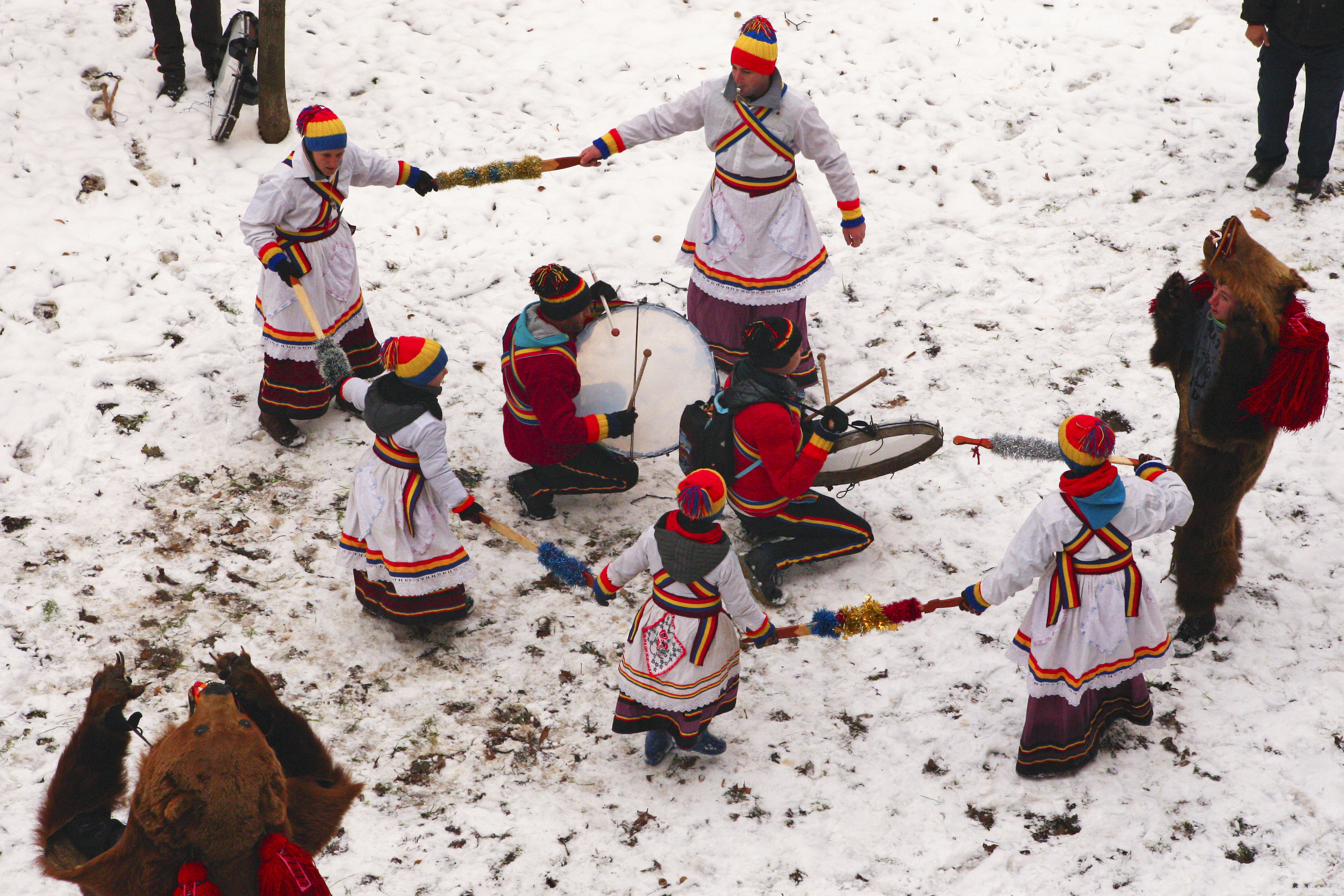 Noapte de coșmar pentru un bărbat care a ieșit la colindat. A fost lovit cu o bâtă în cap pentru că nu știa versurile