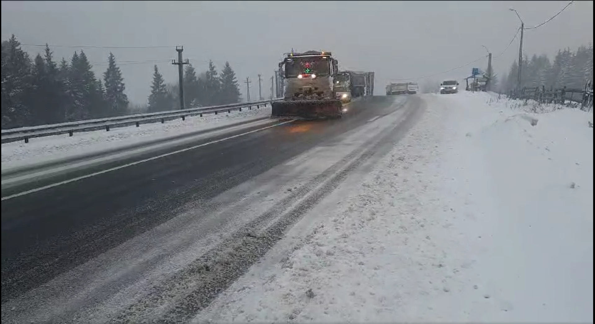 Ninsoare viscolită și strat de zăpadă pe Autostrada A1 Sibiu – Deva și drumurile din Bistrița-Năsăud, Maramureș, Suceava