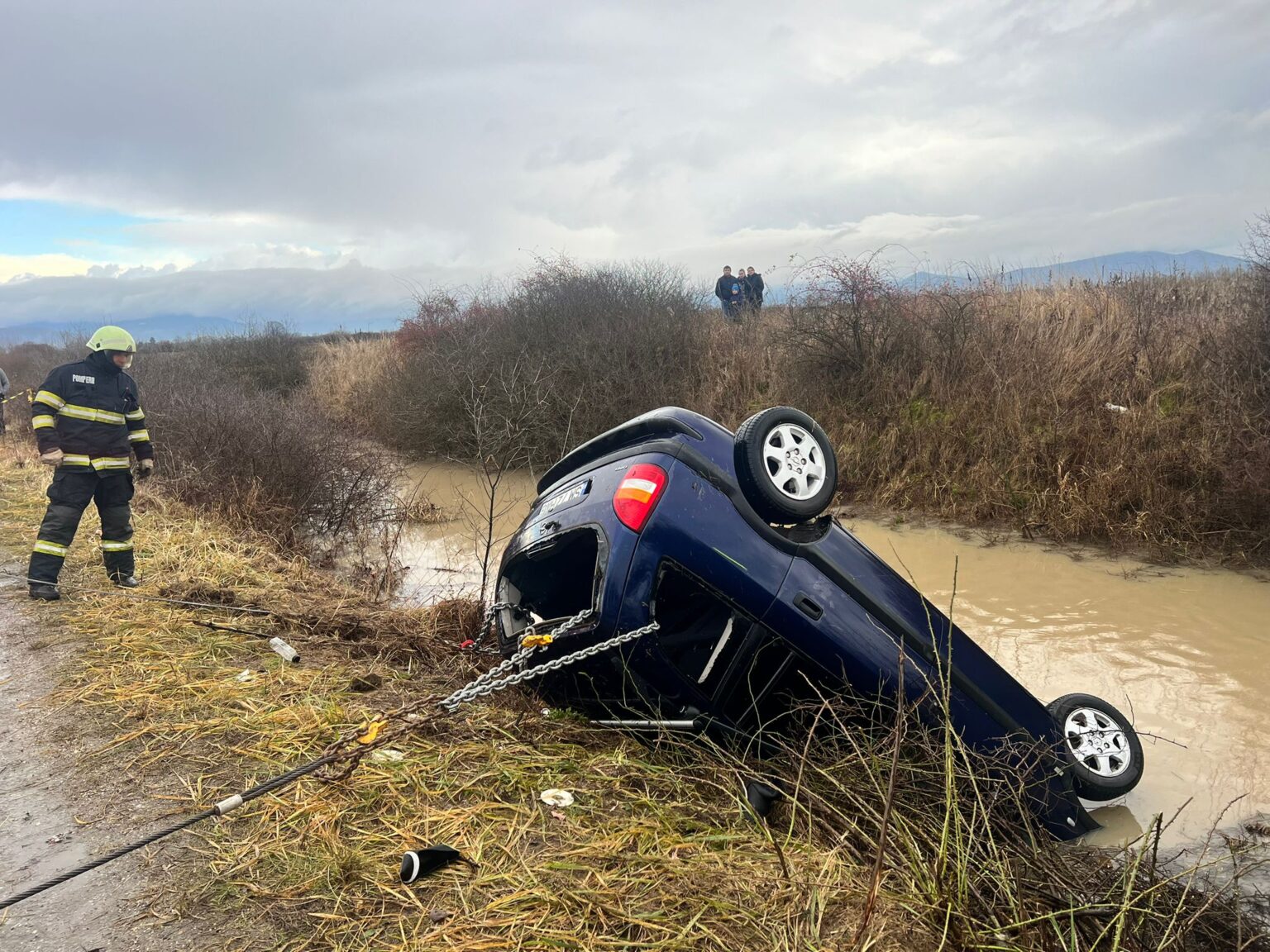 Accident grav în Satu Mare. Un copil de 13 ani, mama și bunica lui au murit, după ce mașina lor a căzut într-un canal
