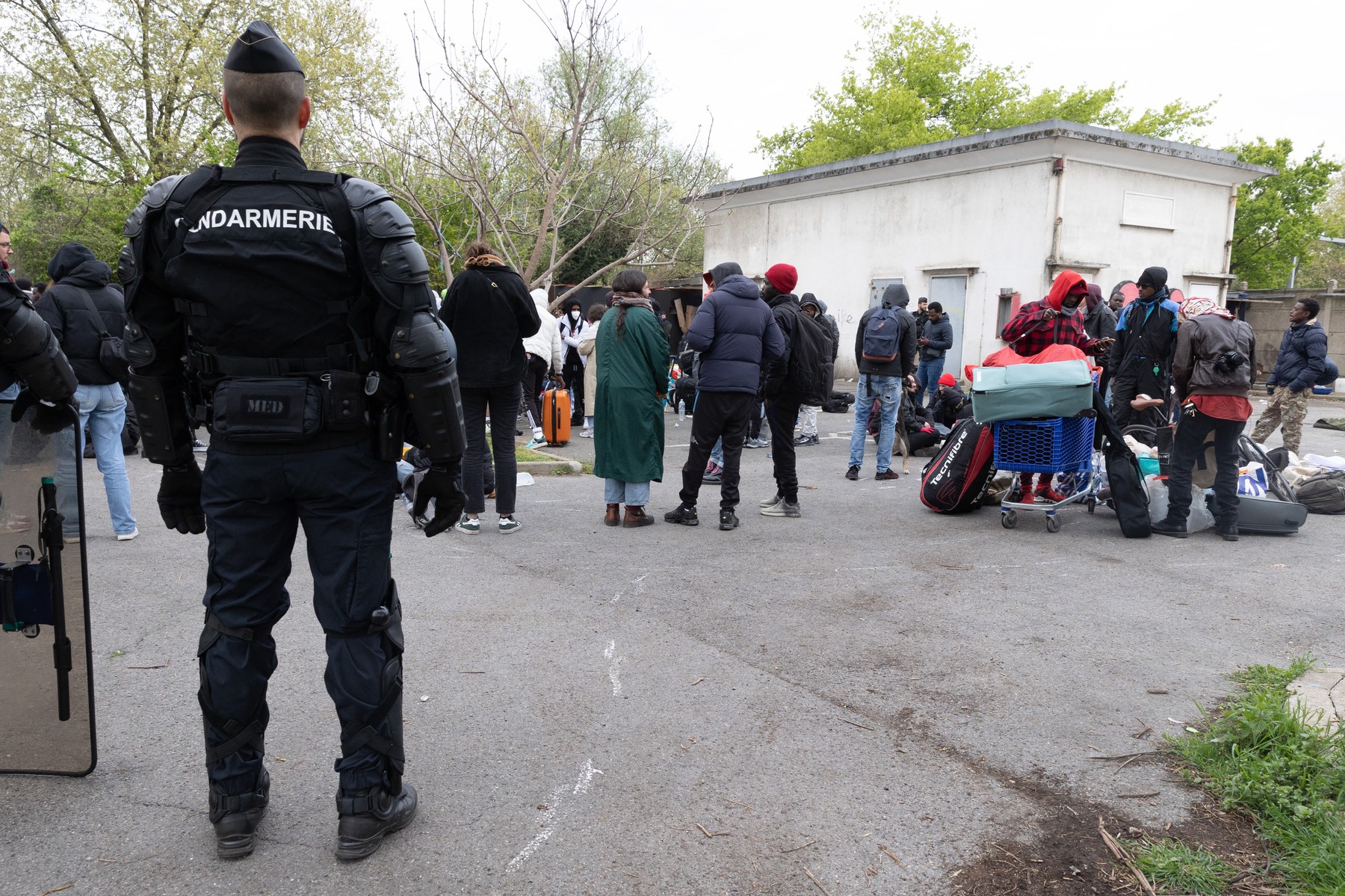 Parisul a început „curăţenia” înainte de JO 2024. Migranţii şi romii sunt dați afară din locuinţele ocupate ilegal