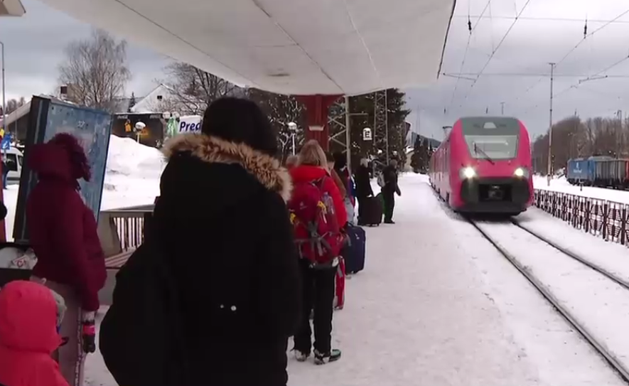 Sute de călători blocați într-un tren care circula de la București la Brașov, după ce un fir de contact s-a rupt
