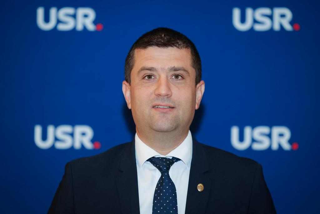Armistițiu politic pentru digitalizare: Lăsăți măcar biții fară carnet de partid!
