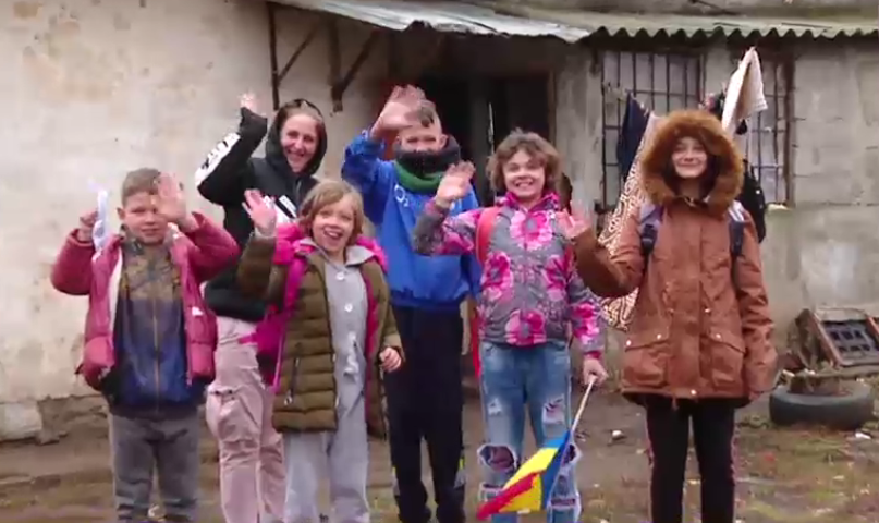 Casa în care Moș Crăciun nu ajunge: 5 copii locuiesc alături de mama lor într-o singură cameră, fost cabinet veterinar