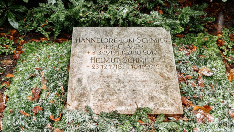 piatra funerara de la mormantul fostului cancelar german helmut schmidt