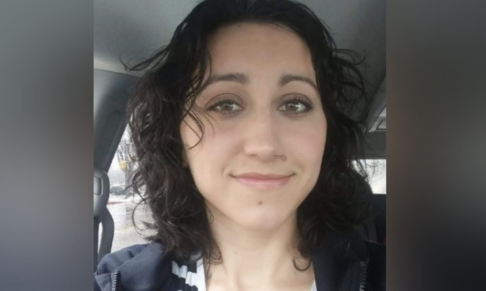 O femeie a fost găsită în casă alături de cadavrele a doi dintre copiii ei. Polițiștii au crezut inițial că a fost un jaf