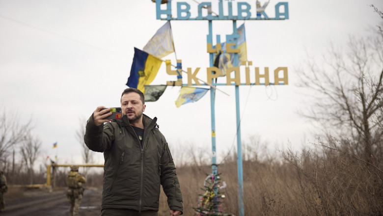 Volodimir Zelenski își face un selfie în fața indicatorului de la intrarea în orașul Avdiivka