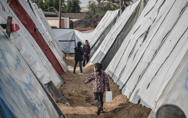 Palestinians seek shelter in makeshift tents amid Israeli attacks