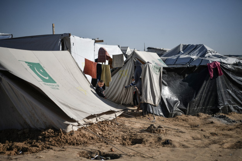 Palestinians seek shelter in makeshift tents amid Israeli attacks