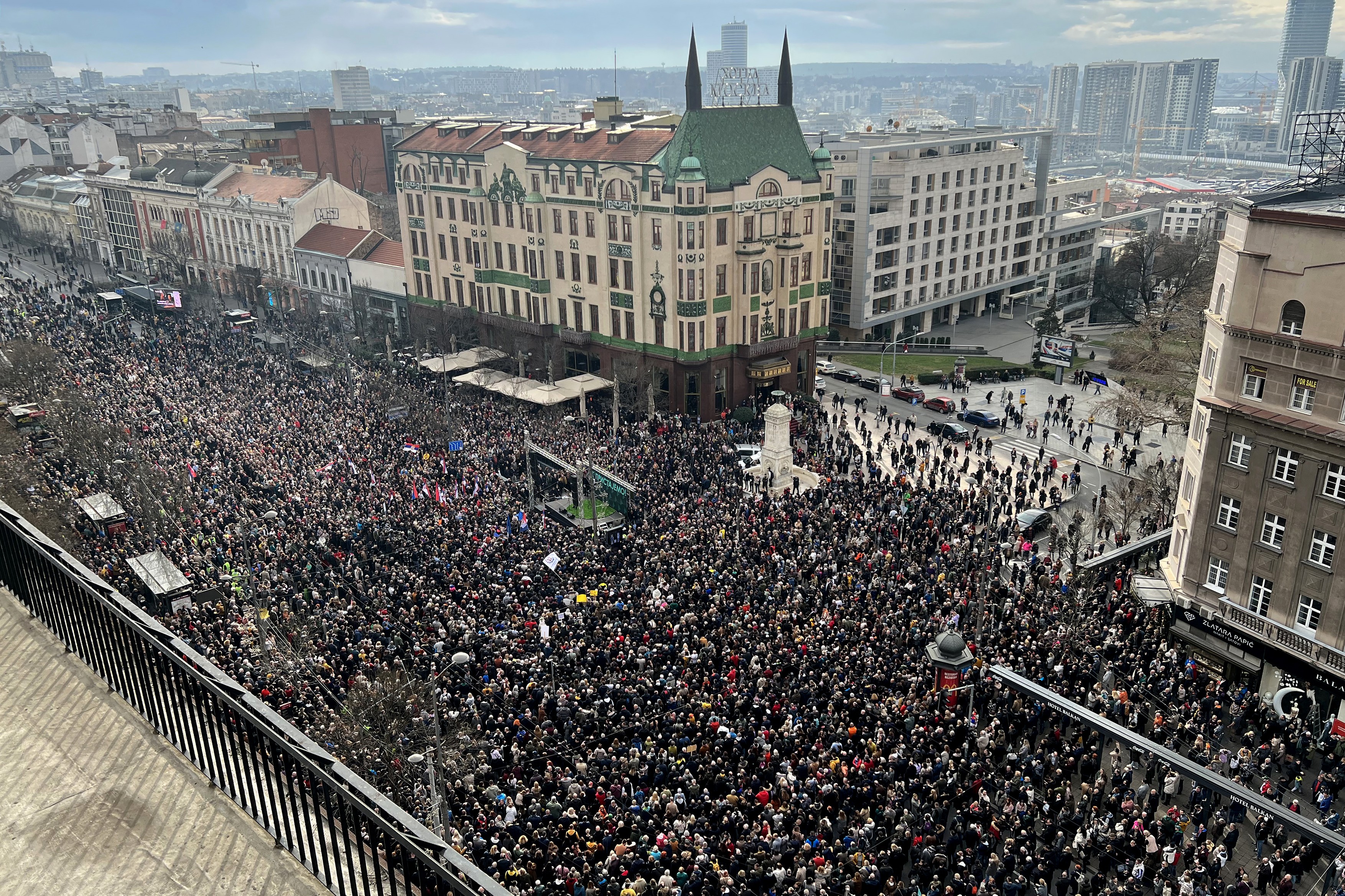 Continuă protestele la Belgrad. Mii de oameni cer în stradă anularea votului din 17 decembrie