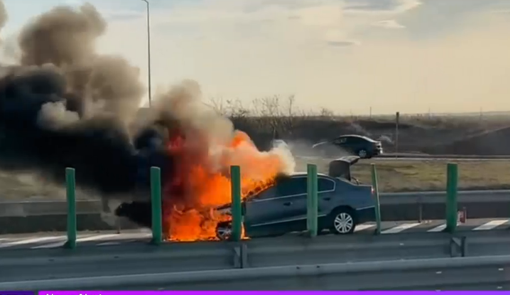 O mașină a luat foc în mers pe Autostrada Soarelui. La volan se afla o fată de 18 ani