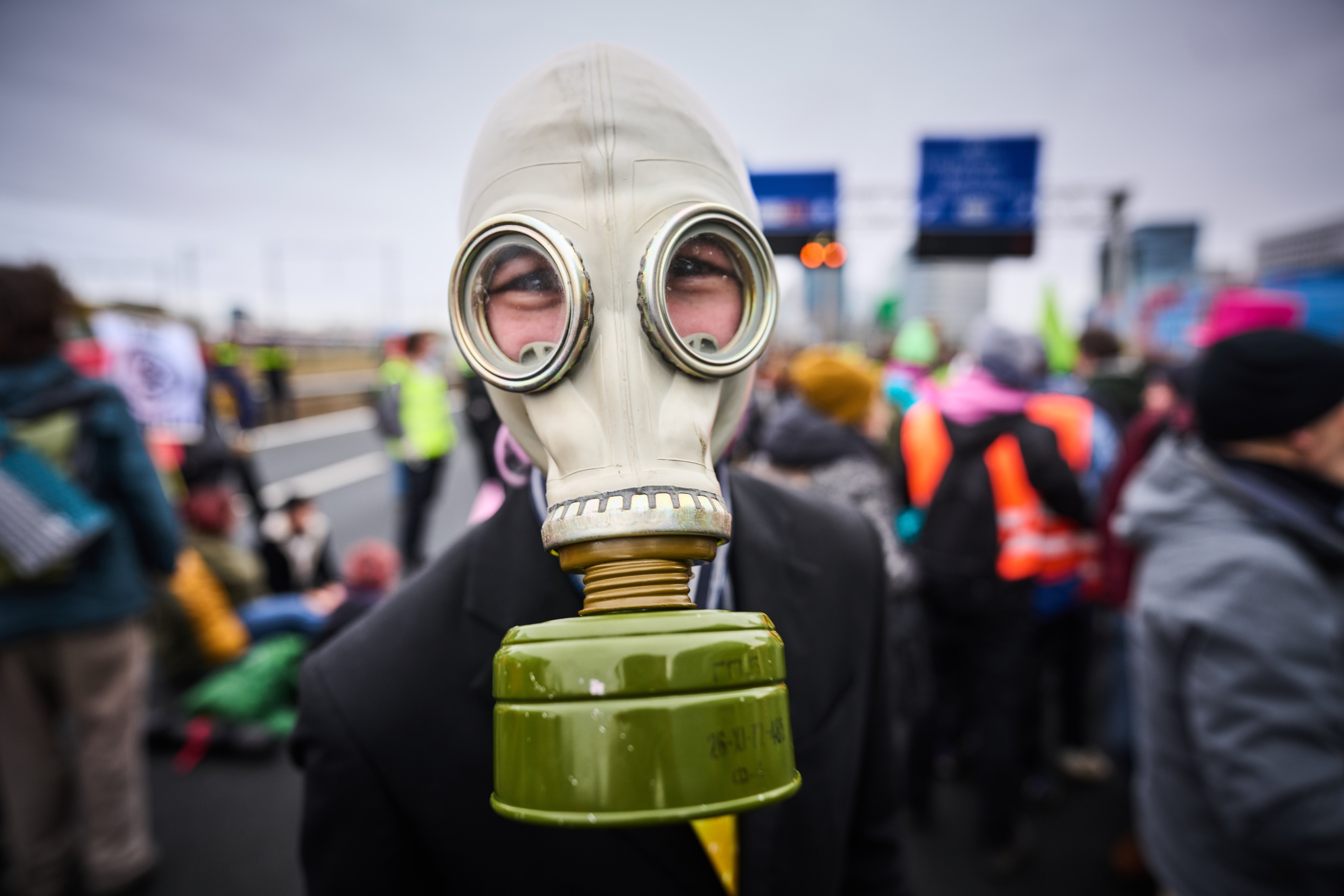 Activiștii de mediu au blocat o autostradă din Amsterdam ca protest împotriva celei mai mari bănci din țară