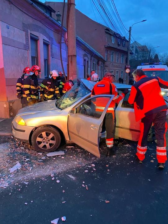 Accident cu trei răniţi în Sibiu: Șoferul, care are permisul suspendat, este în stare gravă, cu traumatism cranian sever