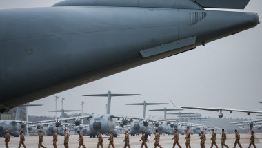 militari germani din cadrul forțelor ONU în Mali se îmbarcă într-un avion de transport