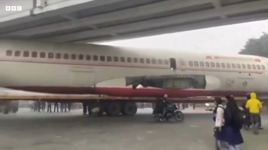 Haos în trafic, după ce un șofer din India a vrut "să strecoare" fuzelajul unui avion pe sub un pod și a rămas blocat
