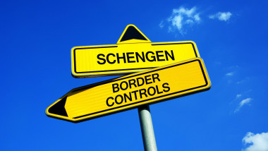 indicatoare schengen si border control pe fundal cerul