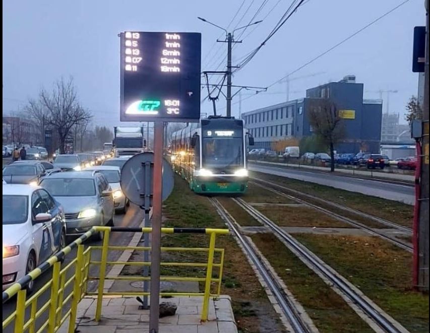 Doi bărbaţi au fost prinși de polițiști în timp ce furau bucăți dintr-o șină de tramvai din București