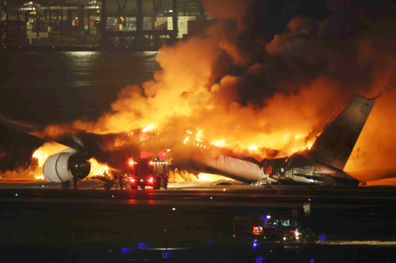 5 Dead in Collision between JAL, JCG Planes at Tokyo Airport