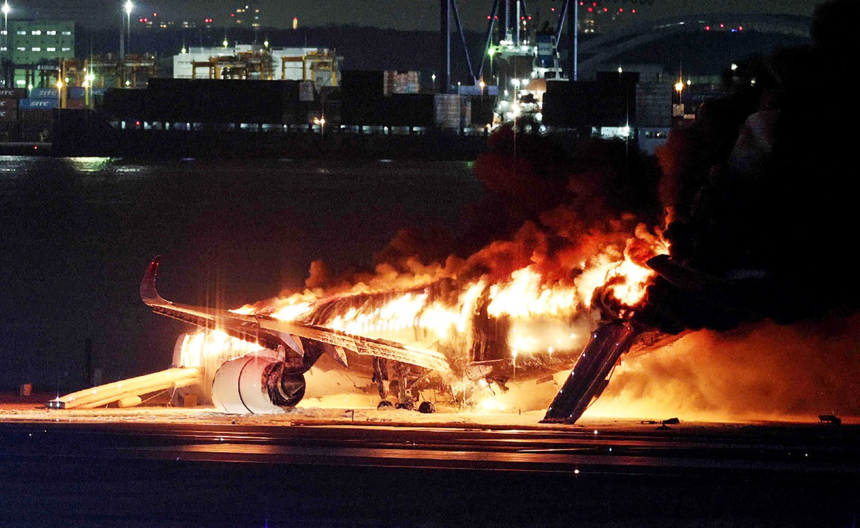 Noi detalii despre accidentul aviatic din Japonia. Piloții nu au știut că avionul a luat foc