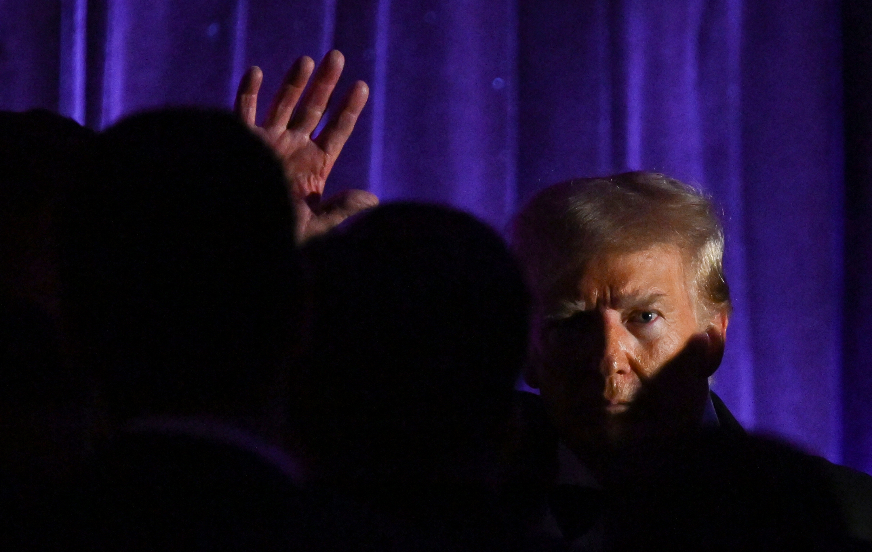 Donald Trump și Bill Clinton apar pe o listă oficială, făcută publică în dosarul de trafic sexual al lui Jeffrey Epstein
