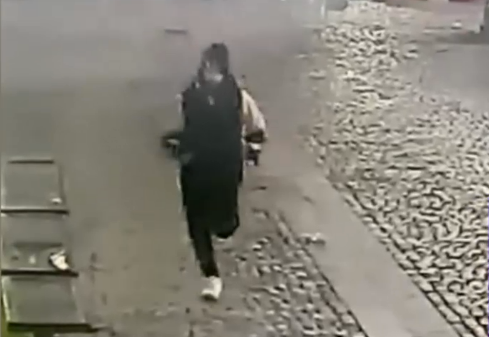 Taximetrist jefuit de un tânăr, în București, sub ochii trecătorilor care nu intervin. Imagini surprinse de camerele de supraveghere