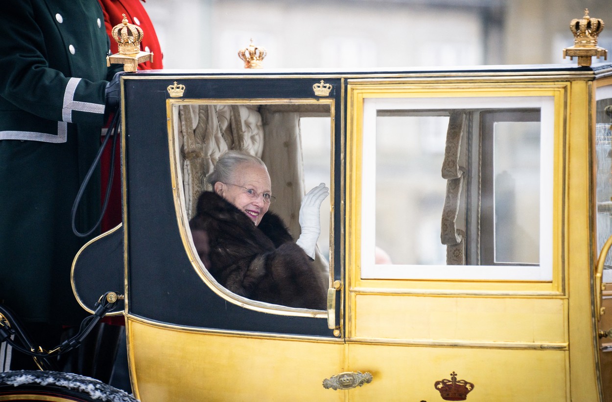 Regina Margrethe a Danemarcei a mers ultima oară cu caleașca înainte de a abdica. Oamenii s-au adunat să o salute în ciuda gerului