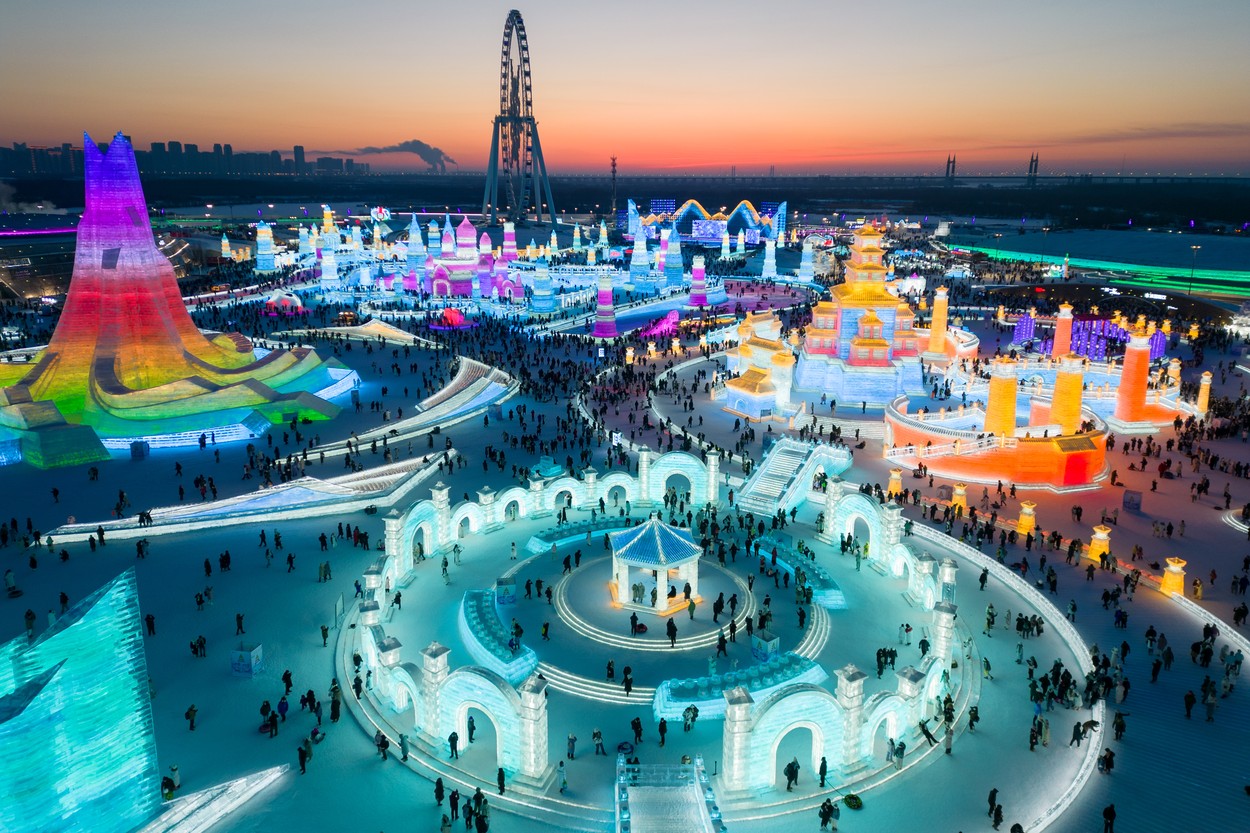 Imagini impresionante cu „oraşul de gheaţă” din Harbin, în nordul Chinei. A atras un număr record de turiști de Anul Nou