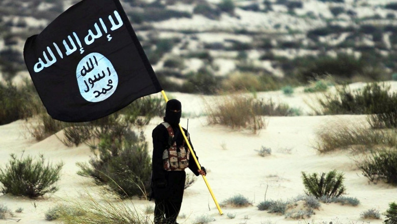 jihadist mascat cu steagul ISIS in deseert