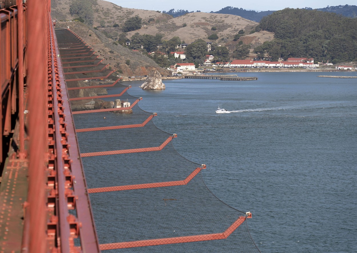 După 87 de ani și 2000 de oameni care s-au aruncat în gol, podul Golden Gate din San Francisco are o plasă de prevenire a sinuciderilor