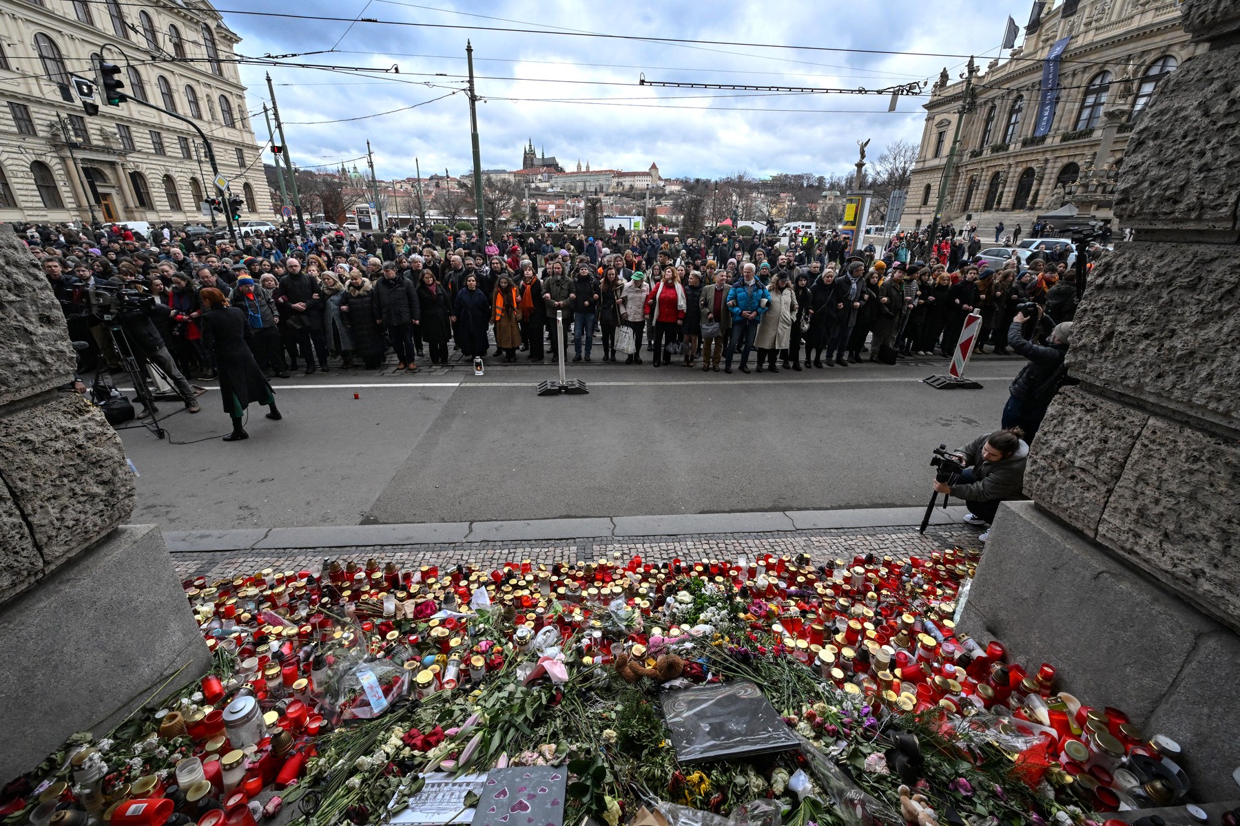 Marș pentru comemorarea victimelor masacrului de la Praga. Bisericile au bătut clopotele 14 minute