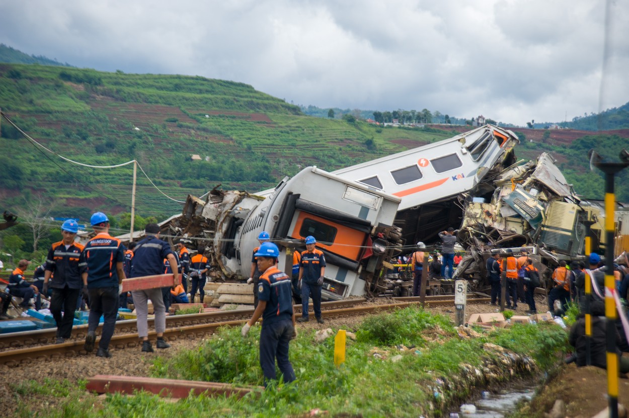 Două trenuri cu aproape 480 de pasageri s-au lovit în Indonezia. Sunt morți și răniți