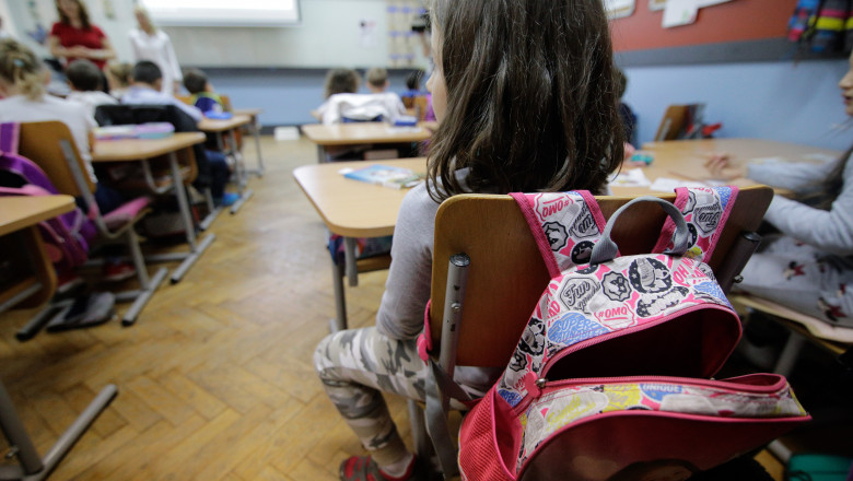 Ministerul Educaţiei cere inspectoratelor evidenţa copiilor retraşi de la școală. Părinţii a patru copii, trimişi în judecată