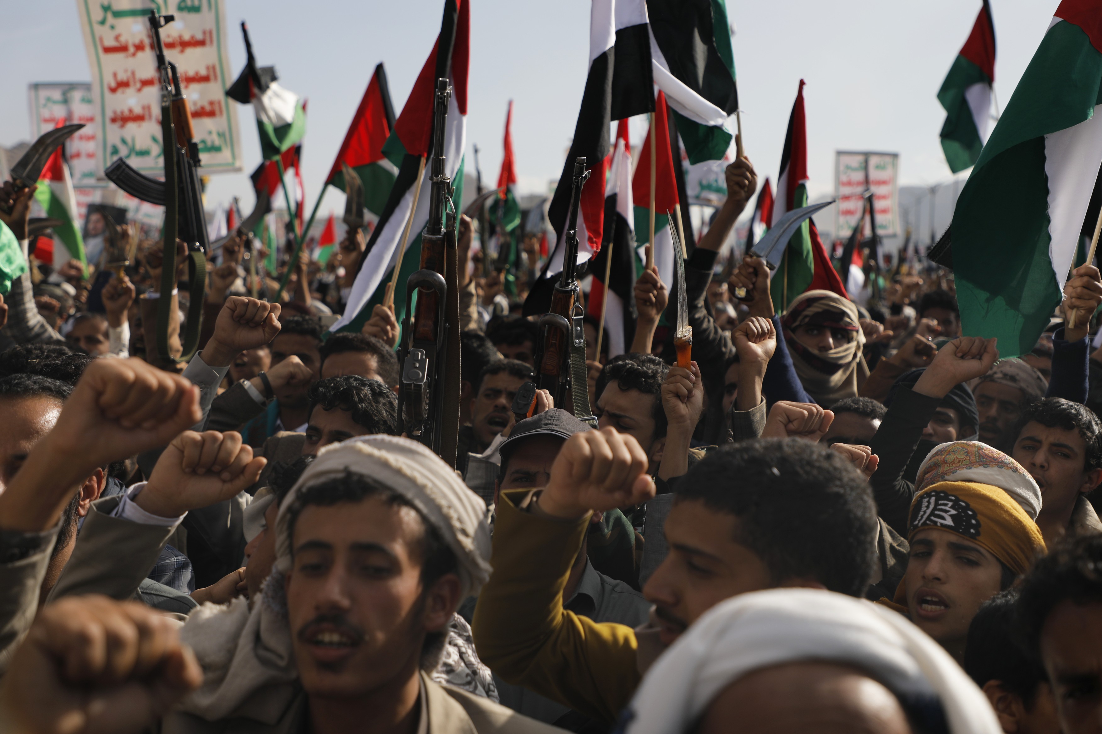Rebelii houthi au scos mulțimi uriașe de yemeniți în stradă pentru un „marș de solidaritate” cu palestinienii