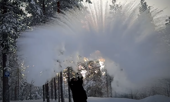 În temperaturile extrem de scăzute din Finlanda, apa fierbinte aruncată în aer se transformă în particule de gheaţă