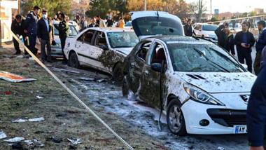 mașini lovite de suflul exploziilor din Iran