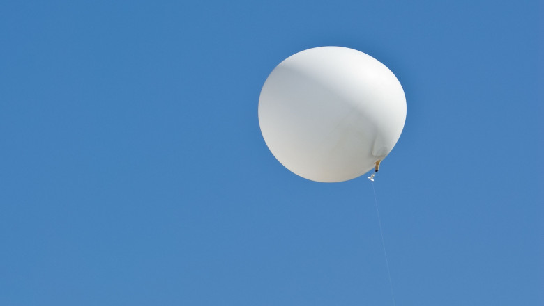 balon alb pe cer