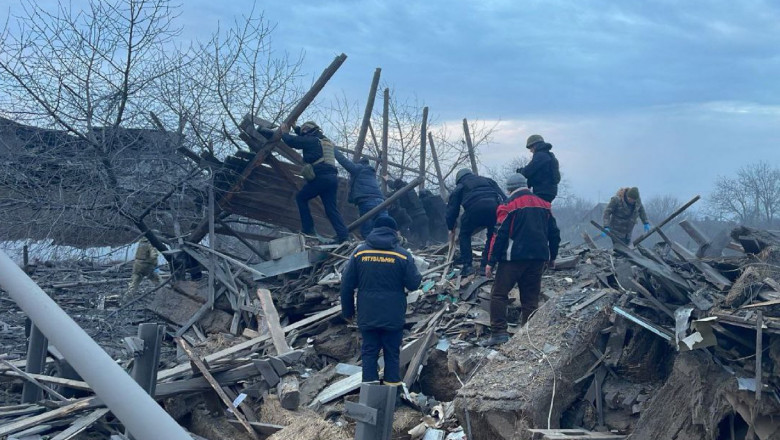 Dărâmături în Pokovsk după un bombardament rusesc