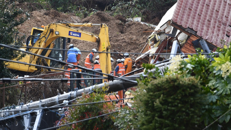 echipe de salvatori la cladiri prabusite dupa cutremurul din japonia