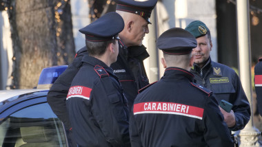 carabinieri politisti italieni pe strada