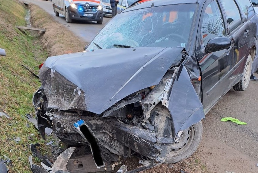 Accident grav în judeţul Gorj. Un bărbat şi mama lui au murit după ce au fost loviţi de două mașini