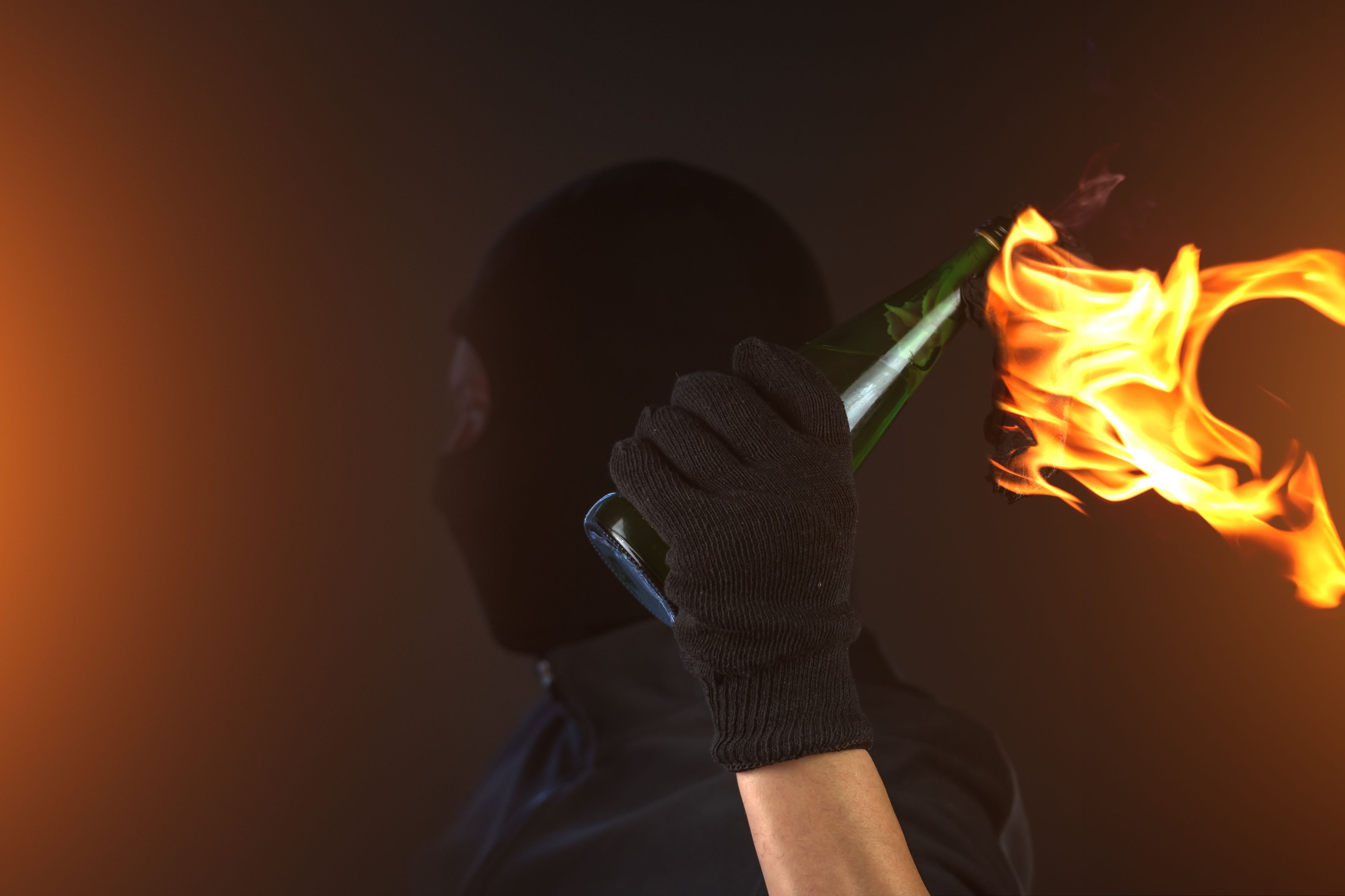 Un tânăr din Maramureș a aruncat cu o sticlă incendiară spre un bar în parcarea căruia se afla un stand cu butelii cu GPL