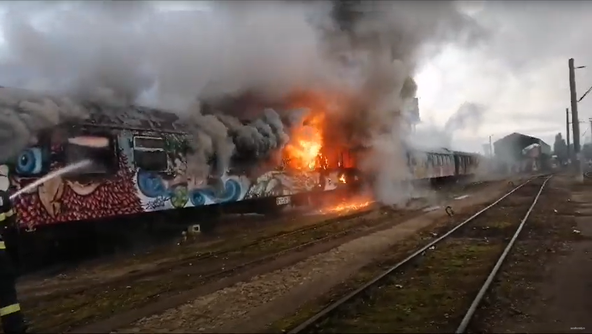 Incendiu în Gara Cluj-Napoca, o persoană a fost rănită. Oameni fără adăpost încercau să se încălzească în vagoane dezafectate