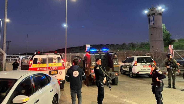politisti israelieni la un punct de trecere a frontierei cu cisiordania