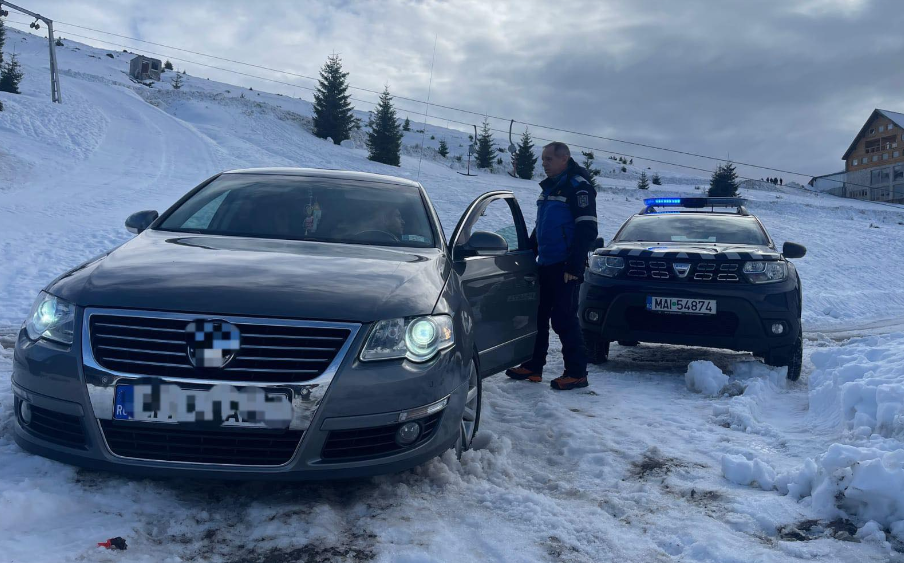 FOTO. Un turist a intrat cu mașina pe pârtie ca să-și lase bagajele în fața hotelului