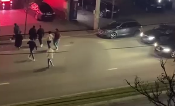 VIDEO. Tânăr bătut cu bestialitate și lăsat inconștient în mijlocul străzii, printre mașini. Poliția îi caută pe agresori